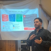 Es war sehr lustig - am Ende mussten Gerhard Los (links) und ich die mit einem weissen Tischtuch und Tixo improvisierte Leinwand mit Muskelkraft stützen während Mazen Majdoub Wärmepumpenlösung der Firma Baudrauf vorgestellt hat