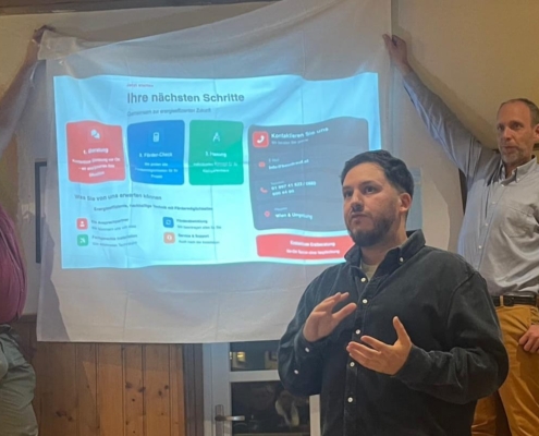 Es war sehr lustig - am Ende mussten Gerhard Los (links) und ich die mit einem weissen Tischtuch und Tixo improvisierte Leinwand mit Muskelkraft stützen während Mazen Majdoub Wärmepumpenlösung der Firma Baudrauf vorgestellt hat