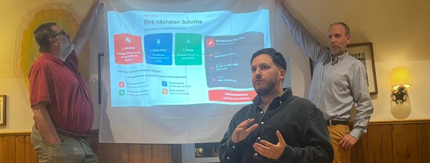 Es war sehr lustig - am Ende mussten Gerhard Los (links) und ich die mit einem weissen Tischtuch und Tixo improvisierte Leinwand mit Muskelkraft stützen während Mazen Majdoub Wärmepumpenlösung der Firma Baudrauf vorgestellt hat